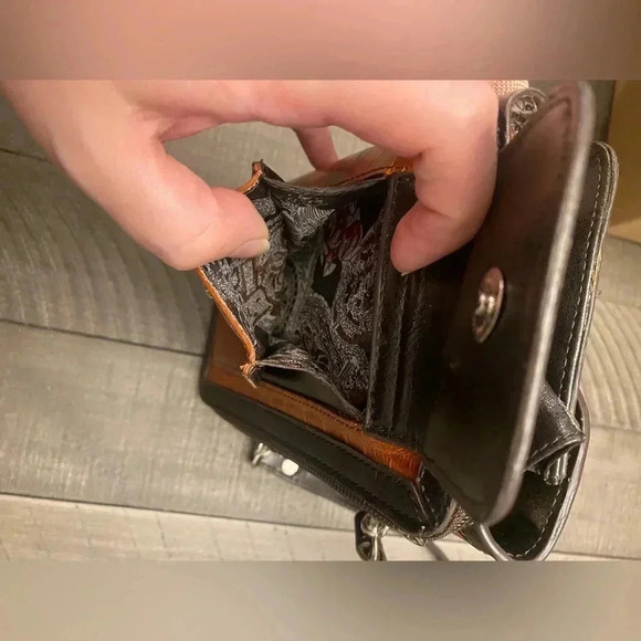 Faux crocodile skin crossbody - Picture 3 of 9